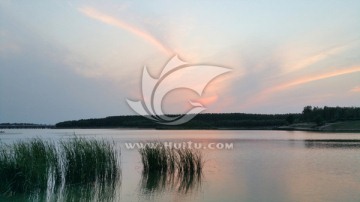黄昏时湖面上空的彩云