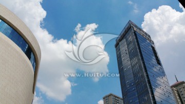 城市建筑上空的蓝天白天