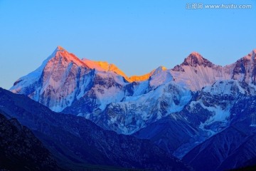 木扎尔特雪山 日照金山 高清