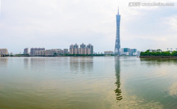 珠江河上的广州塔和珠江新城