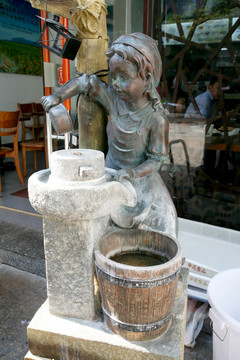 磨豆浆 小女孩 雕塑