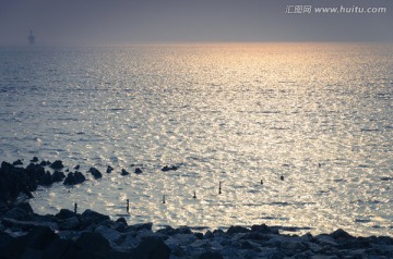 海面金色月光