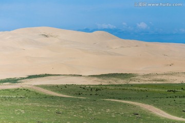 青海湖边小沙漠风景