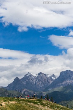 祁连县丹霞地貌公园雪山