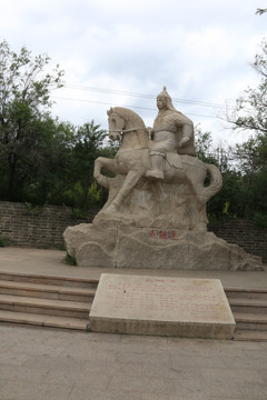 骑马将军雕塑