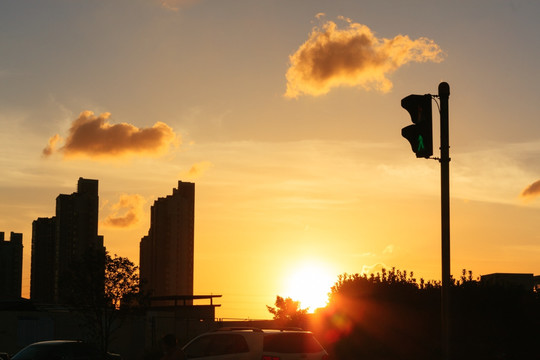 城市傍晚夕阳晚霞绿灯高楼