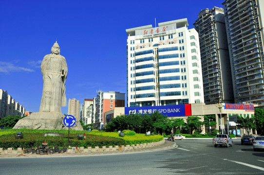 雕像与大楼