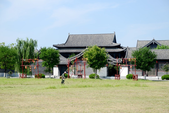 东平水浒影视城园林工人