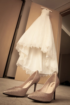 新娘的婚纱与高跟鞋