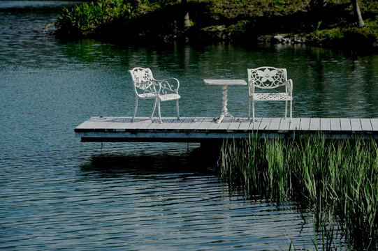 湖边的白椅子