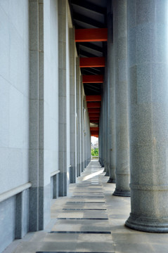 走廊高大柱子
