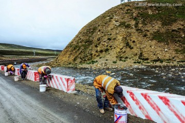 西藏珠峰路上的道路维护工人