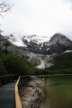 湖 雪山 栈道