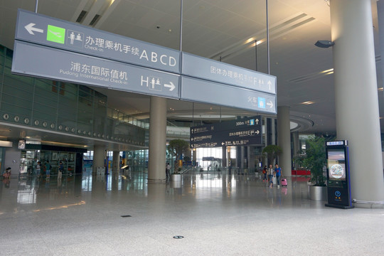 上海虹桥枢纽交通中心指示牌