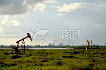 夏季采油作业景观