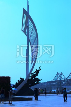 丹东鸭绿江公园广场雕塑