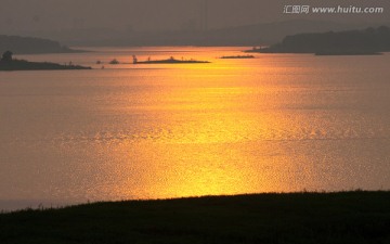 湖泊 金色水面