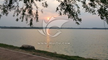 黄昏时的夕阳和湖面