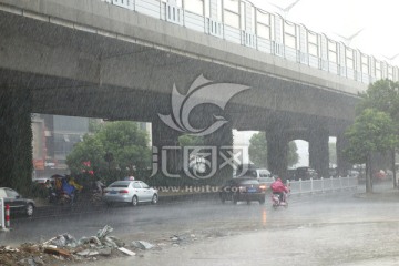 雨中街景