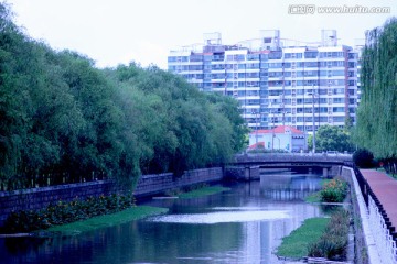 都市小河