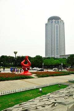 高楼边的广场雕塑