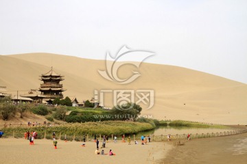 鸣沙山和月牙泉