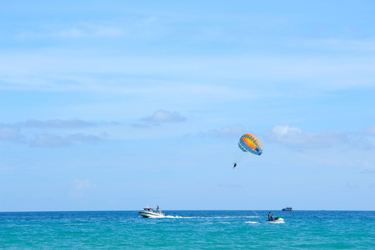 海上快艇拖降落伞水上运动