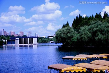 湖水蓝天