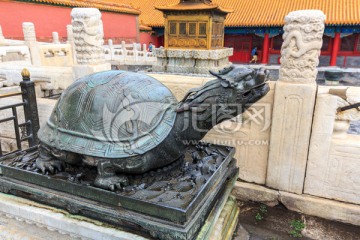 北京故宫乾清宫铜龟龟身龙头