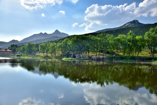 湖畔大山白云