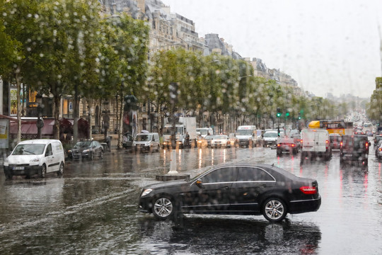 巴黎街景 雨天的巴黎 汽车