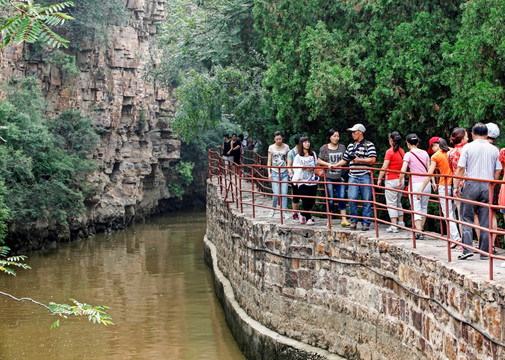 河南省林州市游客参观红旗渠