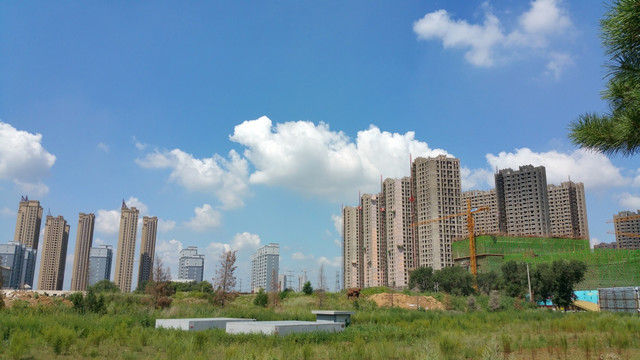 高层住宅楼上空的蓝天白云
