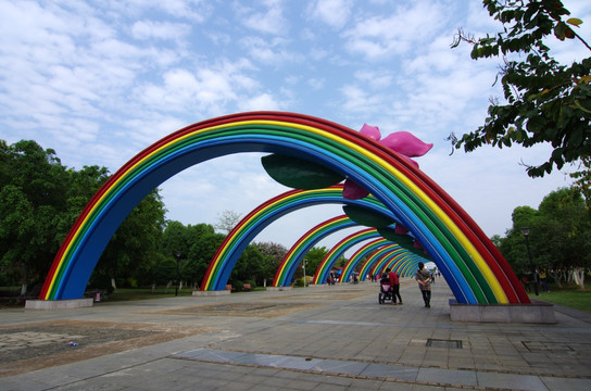 彩虹雕塑