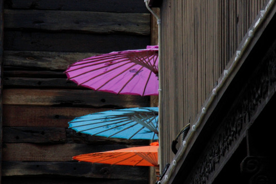 江南古街上的彩伞