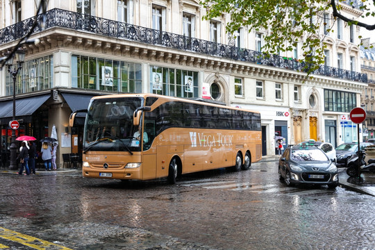 巴黎街景 雨天的巴黎 大巴车