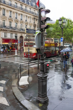 巴黎街景 雨天的巴黎 红绿灯