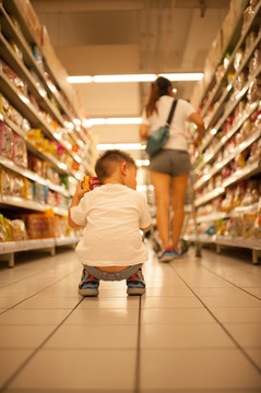 超市里的小孩