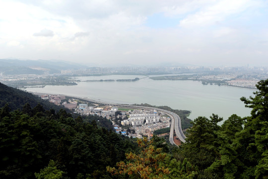 山脚道路