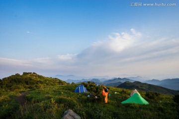 山顶上的帐篷 绿草如茵