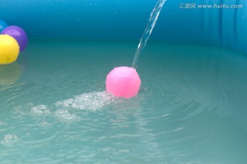 水管下的海洋球