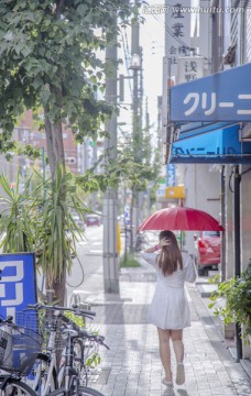 女孩在日本商业街行走