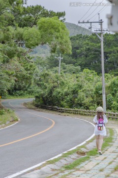 背包旅行少女在山路上高清大图