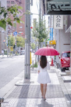 撑红伞的女孩在日本商业街