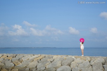 海边堤坝蓝天白云少女高清大图