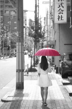 日本街道红伞少女艺术高清大图