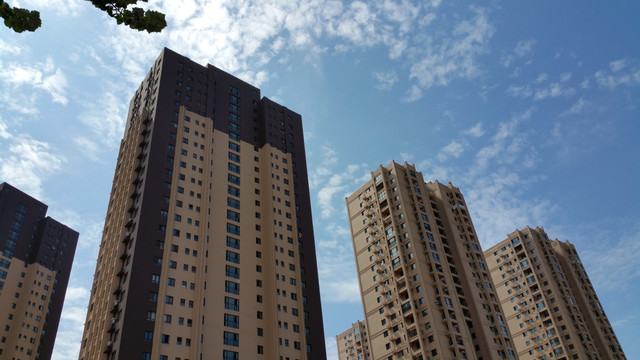 蓝天白云下的高层建筑