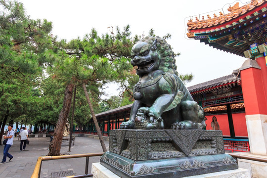 北京颐和园东宫门铜狮