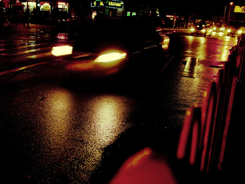 雨后飞驰的车灯