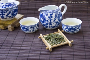 毛尖茶叶和青花瓷茶具